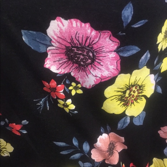 ❌DONATED❌Black Floral Cold Shoulder Short Flutter Sleeve V-neck Top - Picture 9 of 11
